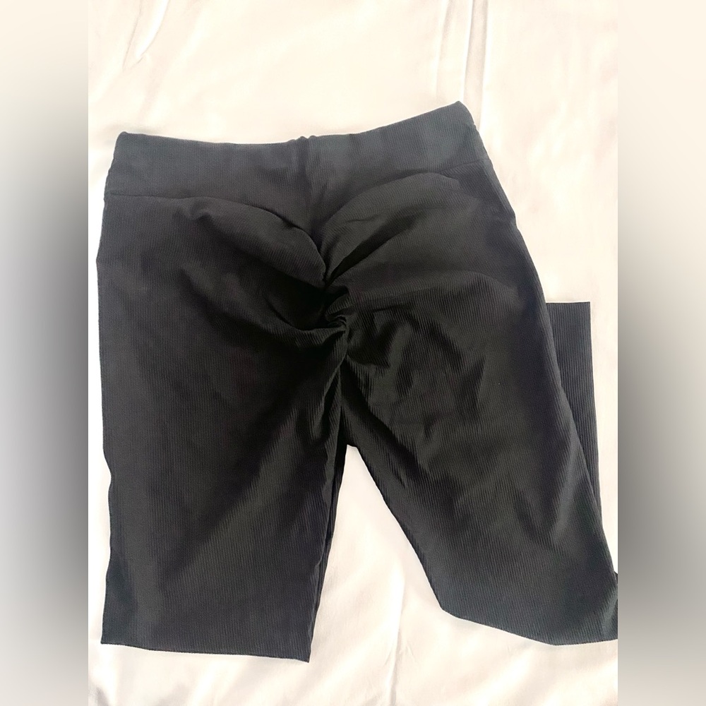 NEVER WORN, black textured leggings with scrunch detail.